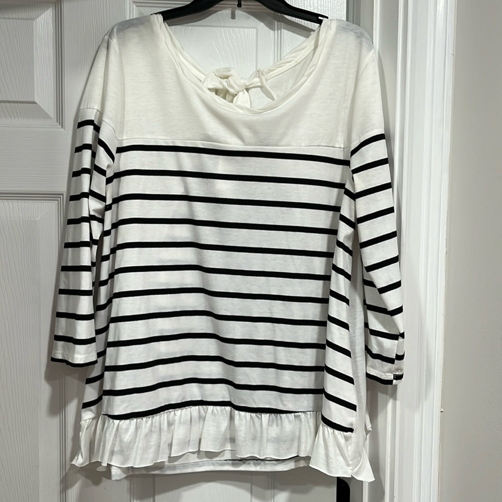 EUC women’s 1xl women’s 3/4 sleeve bow back blouse